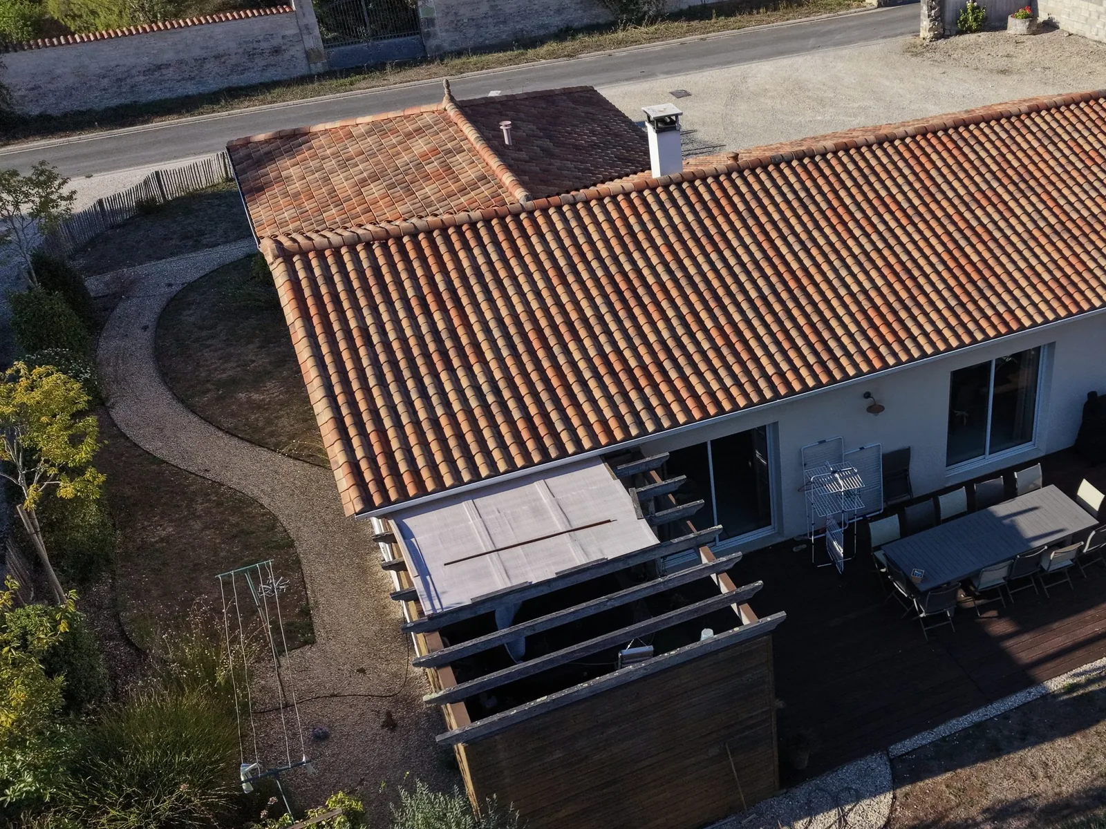 Maison et jardin photographiés au drone en lumière du soir
