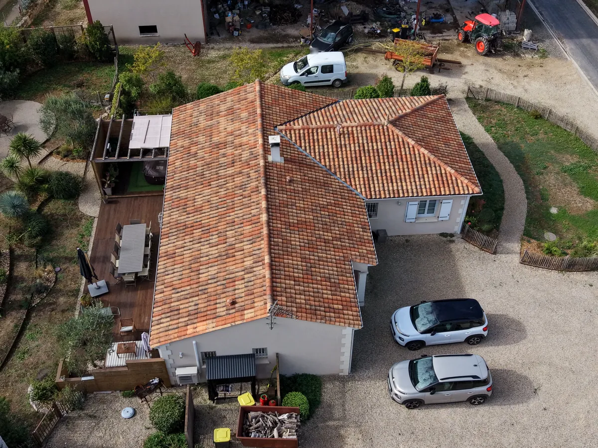 La maison photographiée par drone côté entrée, avec la cour